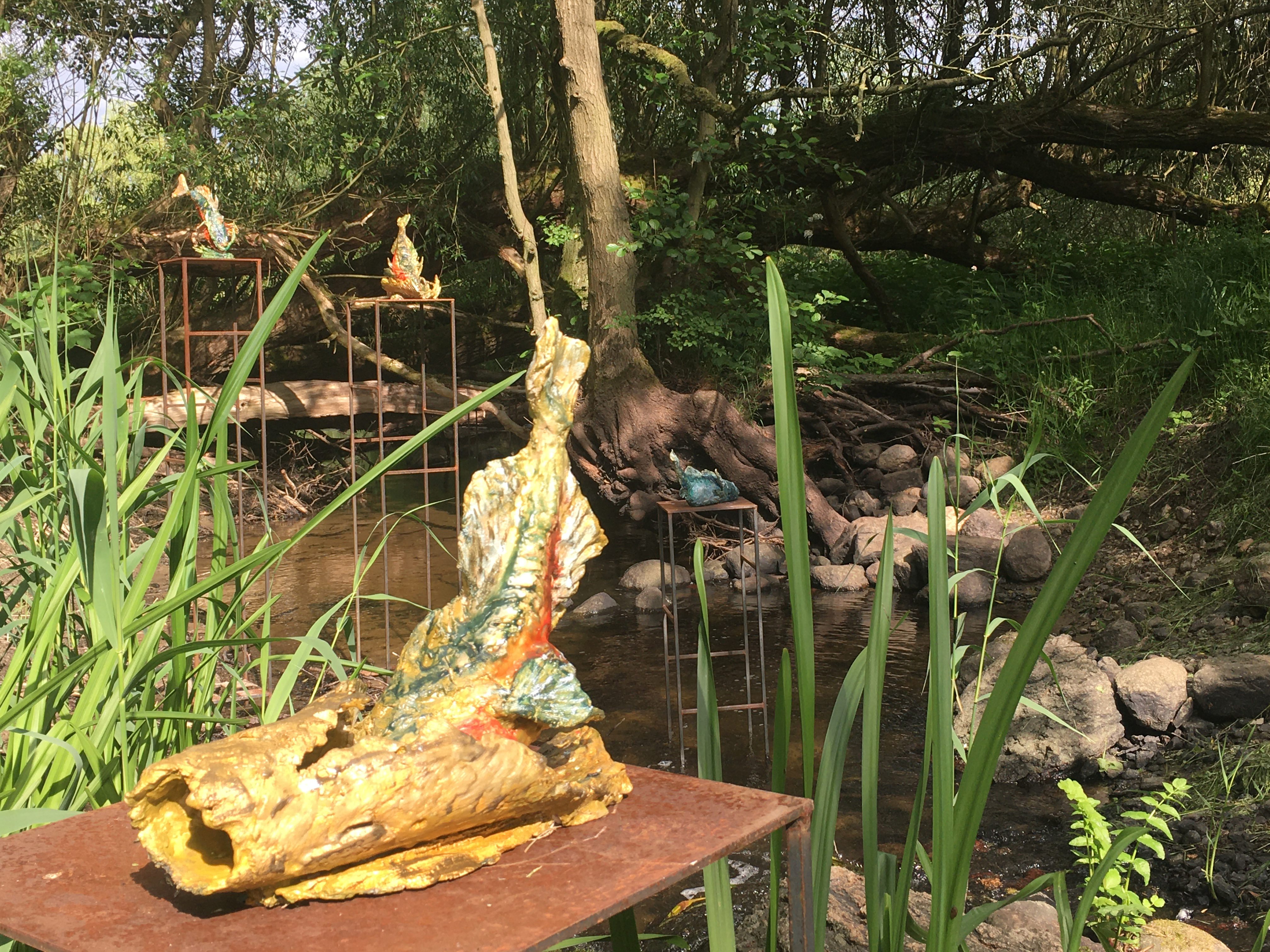 Stichlingsmännchen beim Nestbau